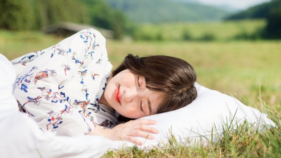 머리 위치 조절 (높게 베고 자기)