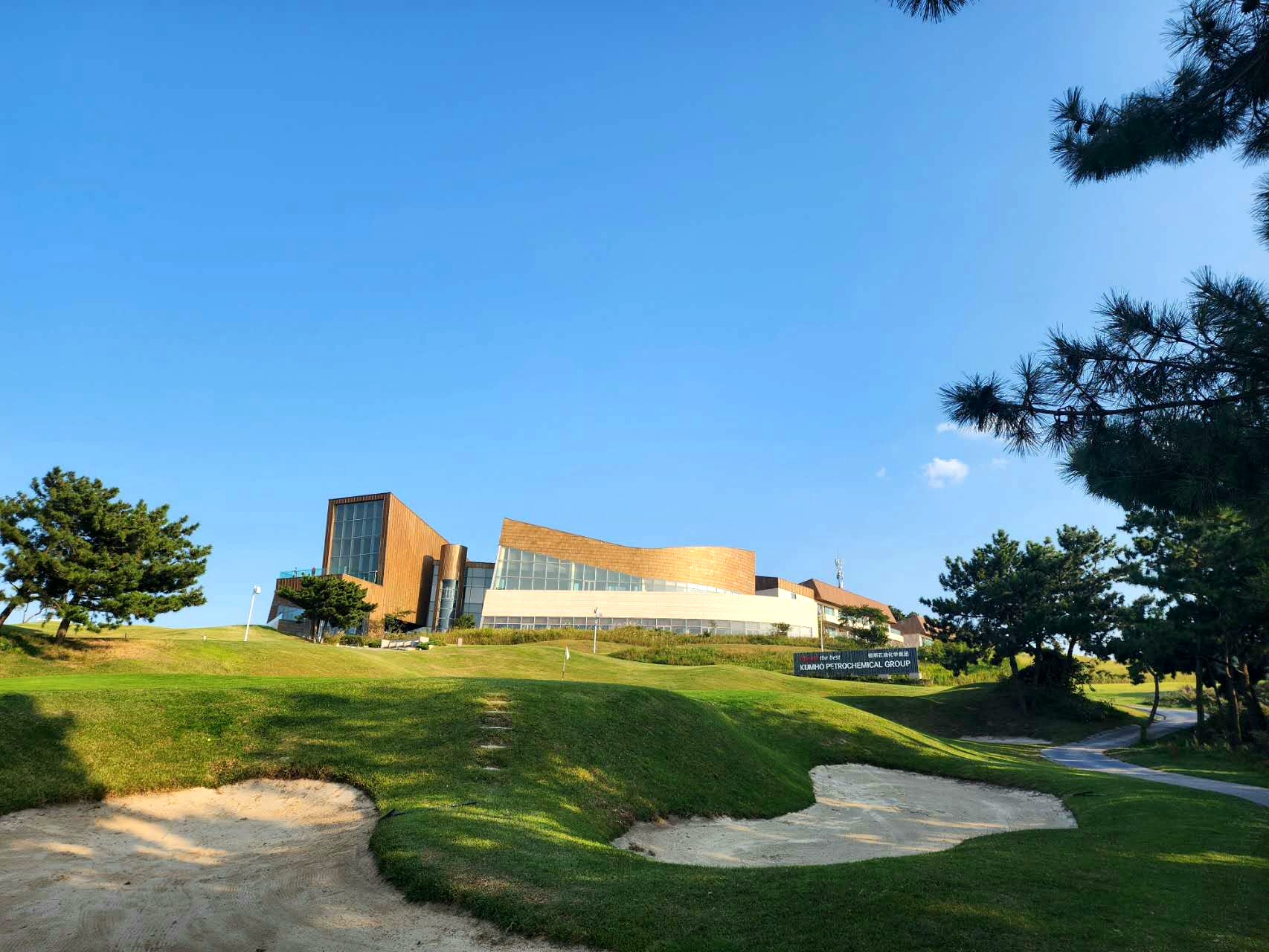 위해 포인트 호텔 앤 골프 리조트 클럽하우스 앞 18번 홀