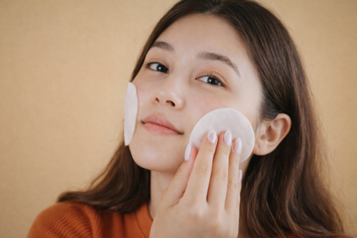 겨울철 민감한 피부에 화장솜으로 스킨케어를 하는 여성