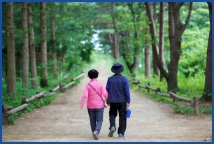 산책하는 노부부