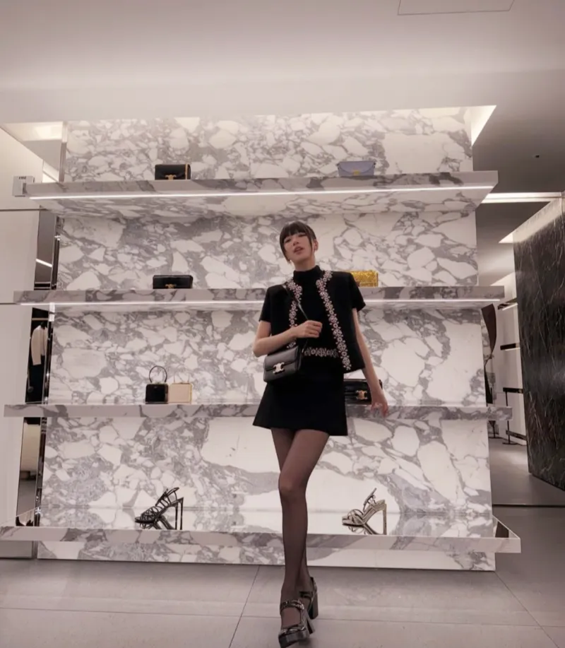 수지셀린느, 수지공항패션, 수지귀국패션, 수지패션, 수지트리옹프백, 셀린느트리옹프, 셀린느가방추천, 셀린느공항룩, 셀린느코디, 셀린느앰버서더, 뷔셀린느, 박보검셀린느, 셀린느25ss, 파리패션위크2025, 수지패션분석, 수지셀린느룩, 수지착장정보, 셀럽공항패션, 셀럽명품가방, 여자공항패션, 명품패션, 명품가방추천, 프렌치시크룩, 꾸안꾸공항패션