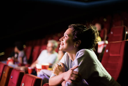 영화를 보고 설레고 있는 여성