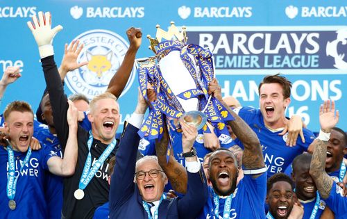 우승-트로피를-들고-환호하는-레스터-시티-축구팀