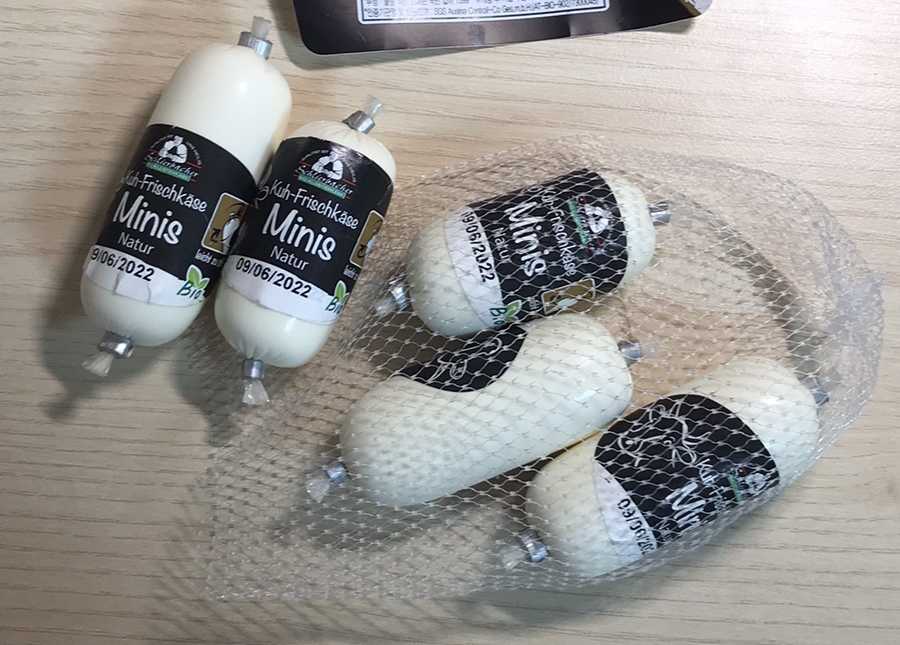 프리스카제 유기농 크림치즈가 그물망에 들어있는 모습입니다.