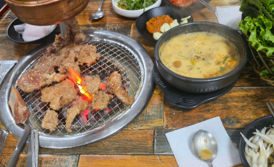 된장찌개와 양념돼지갈비 구이