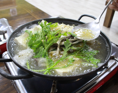 소화에 긍정적인 영향을 주는 따뜻한 국물 요리