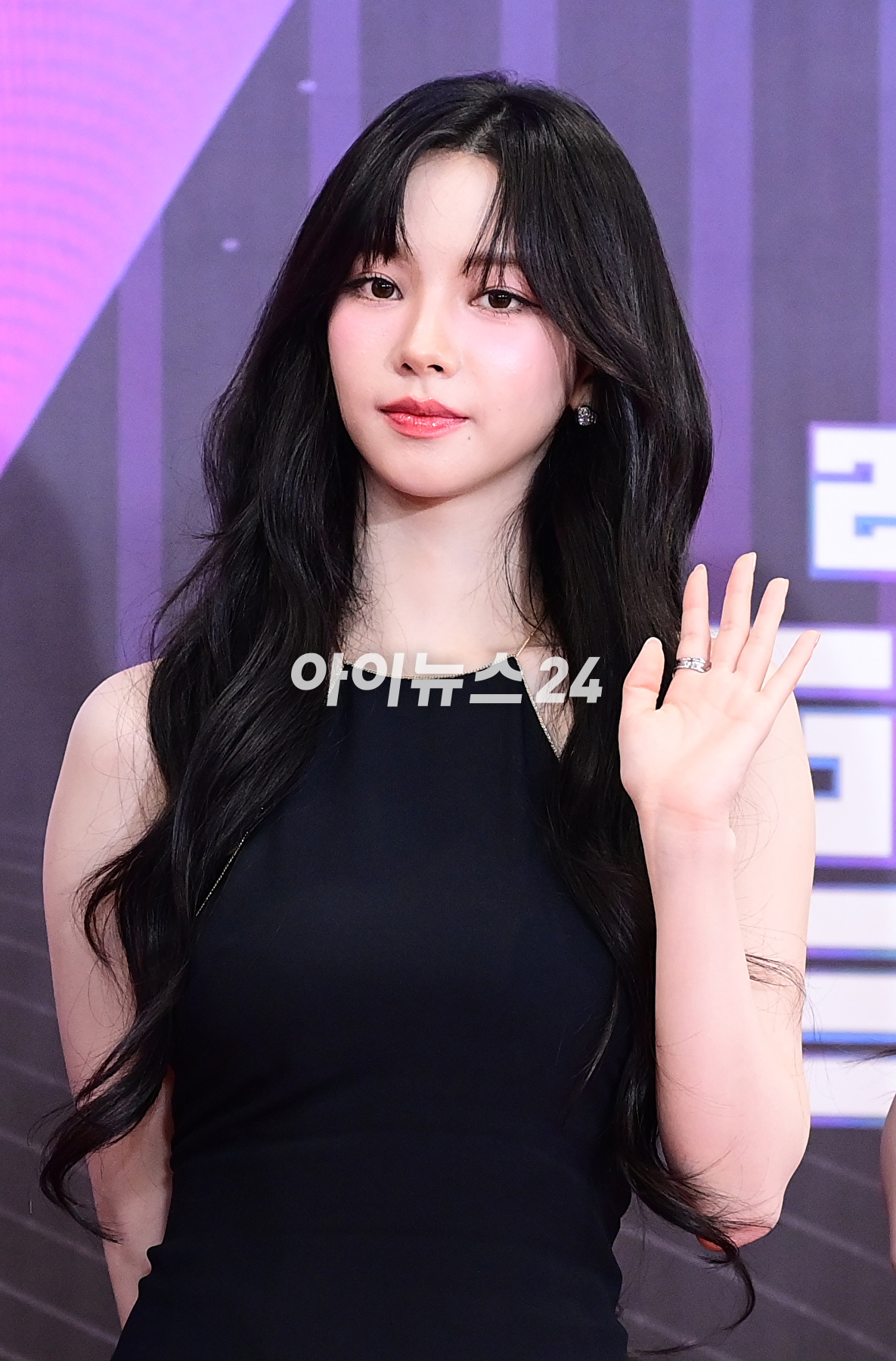 그룹 에스파(aespa)가 15일 오후 서울 여의도 KBS홀에서 열린 &#39;2023 뮤직뱅크 글로벌 페스티벌&#39; 레드카펫 포토월 행사에 참석하고 있다. [사진=정소희 기자]