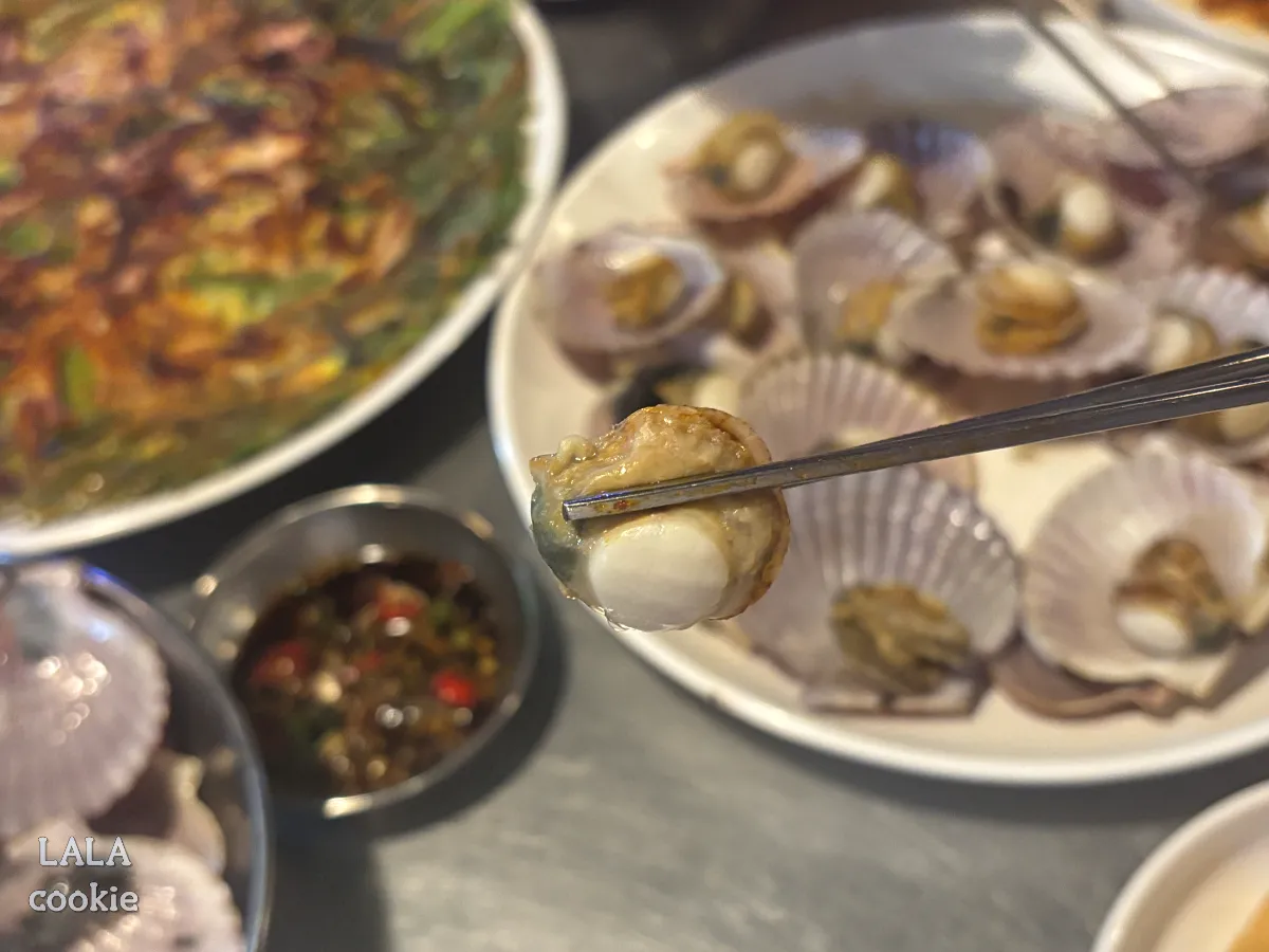 대구-중구-가성비-포장마차-술집-추천-방천야시장-가리비-크기-젓가락으로-집은-모습