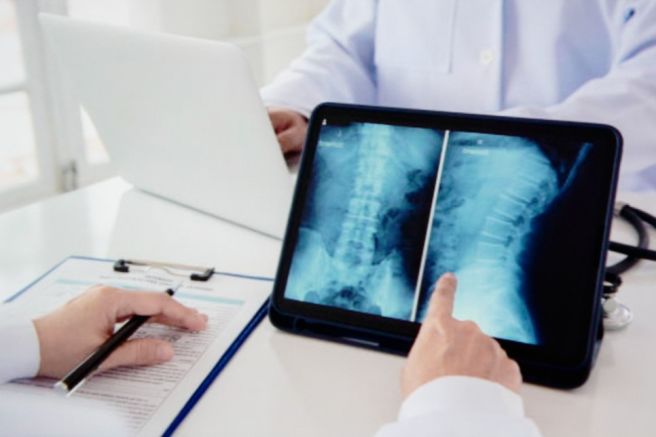 오른쪽 옆구리 뒤쪽 통증 의심되는병