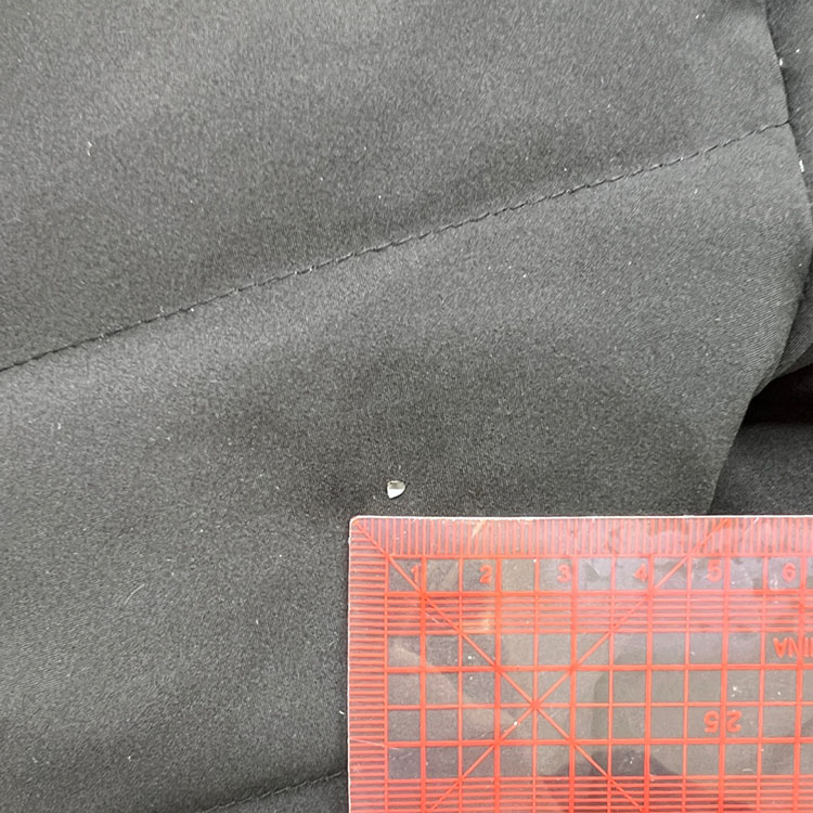 다운 점퍼 불구멍 수선 전 사진