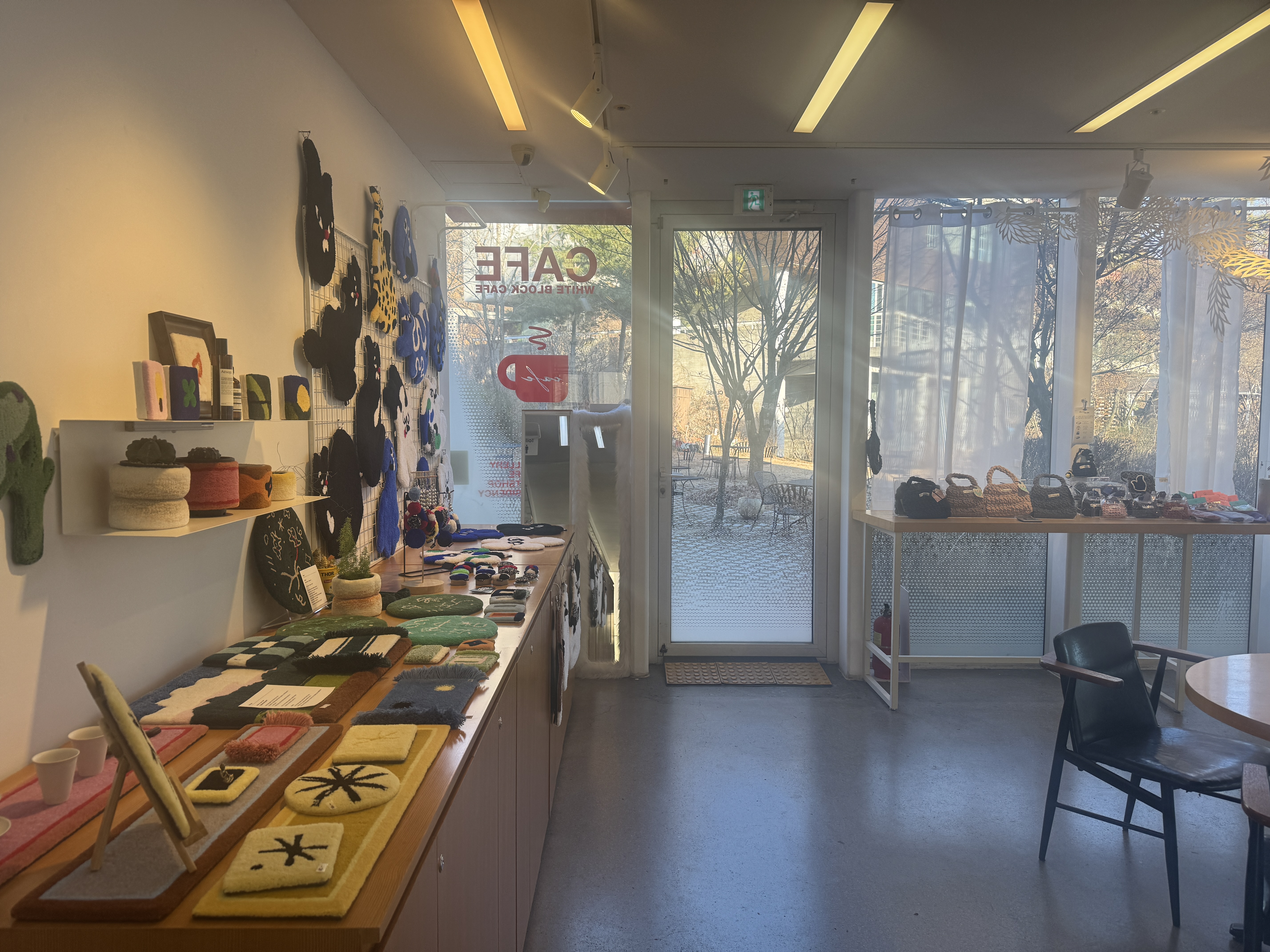 파주 아트센터 화이트 블럭 1층 수공예 기념품 판매 공간 전경