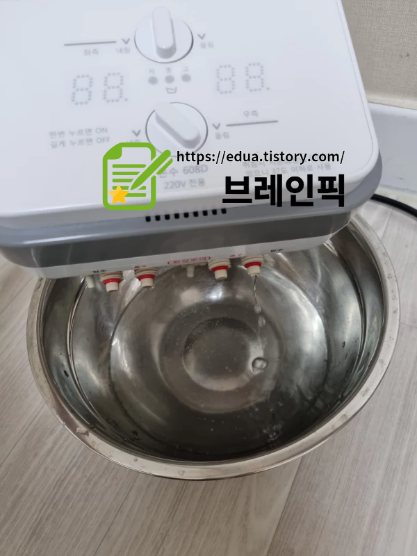 하얀색 온수매트 본체의 물을 빼고 있다.