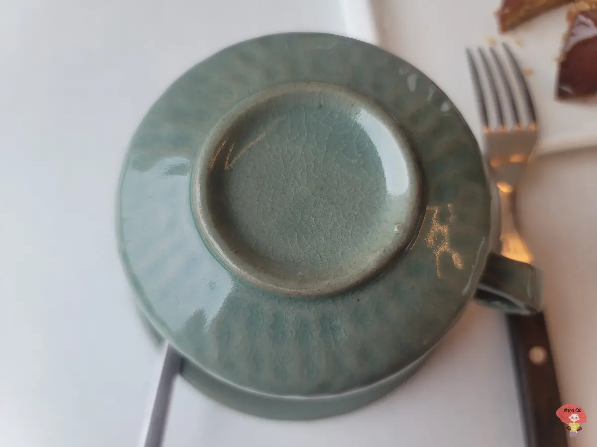 강원도-홍천-카페-테샤로바-뚜껑-열기전-쌍화차-찻잔