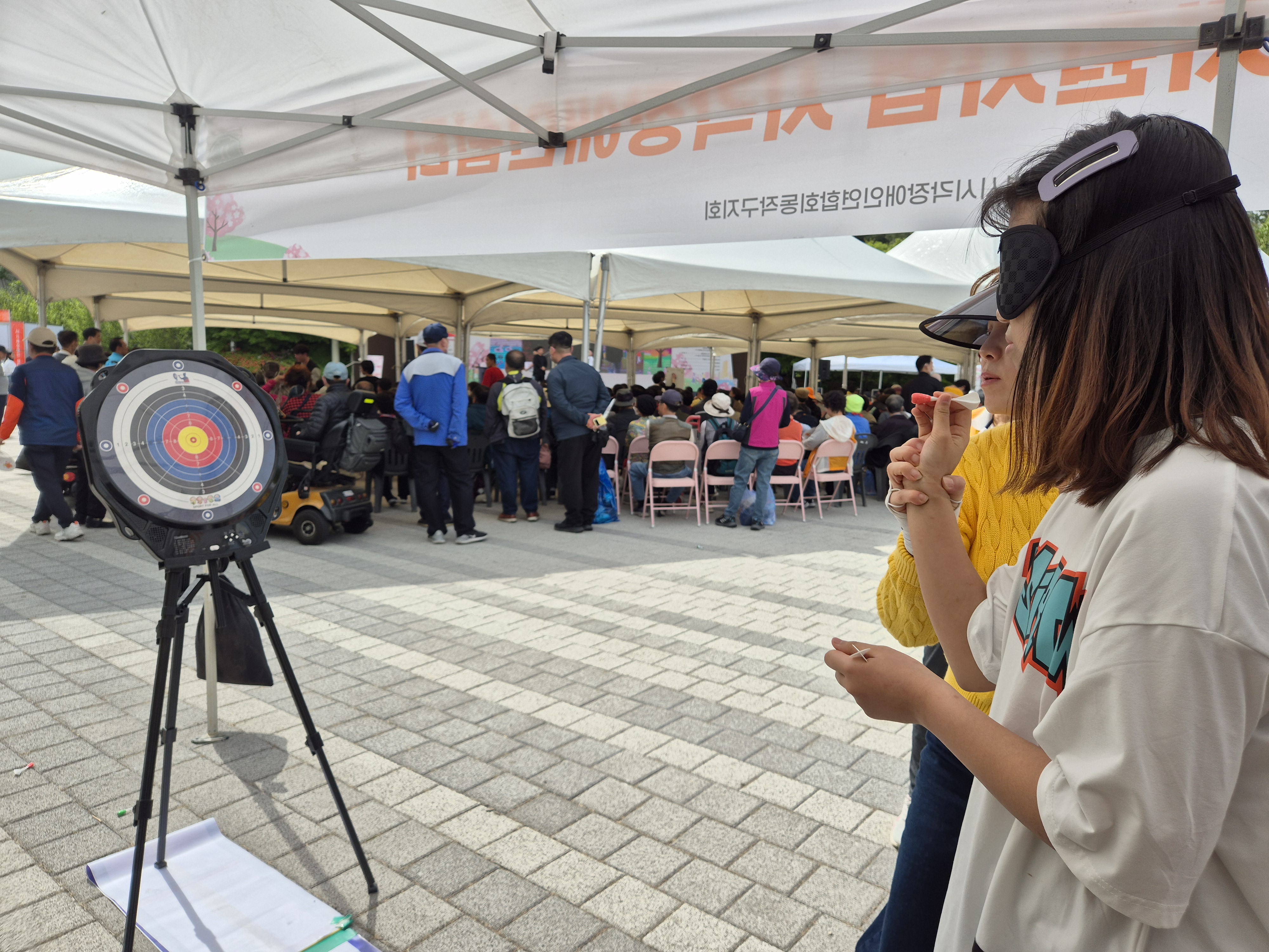 동작구 장애인의 날 기념 동행축제 부스 체험하는 모습