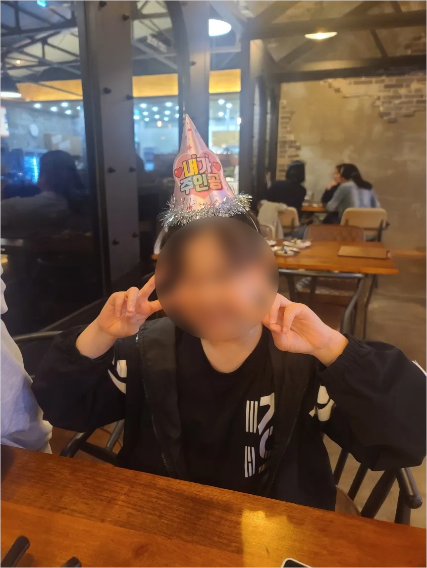 꼬깔을 쓴 작은 아이