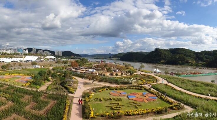 흥미진진 얼음공주, 공주 송어낚시, 썰매 이용권. 공주에서 얼음낚시, 전통썰매 등 얼음 위에서 즐길 수 있는 다양한 놀이를 안전하게 즐길 수 있는 축제가 열립니다.