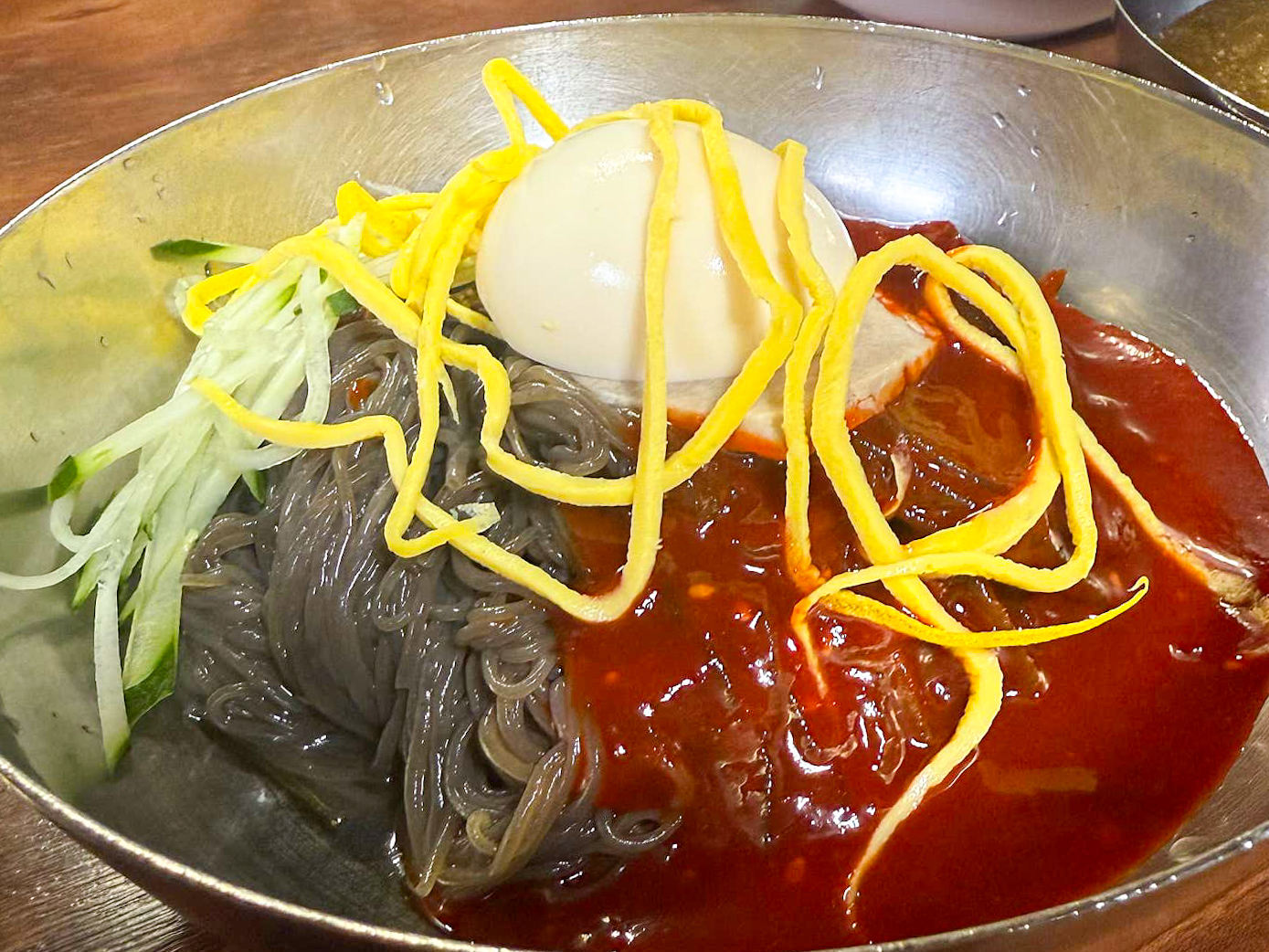 서산 원조부석냉면 비빔냉면을 비벼서 젓가락을 먹는 사진