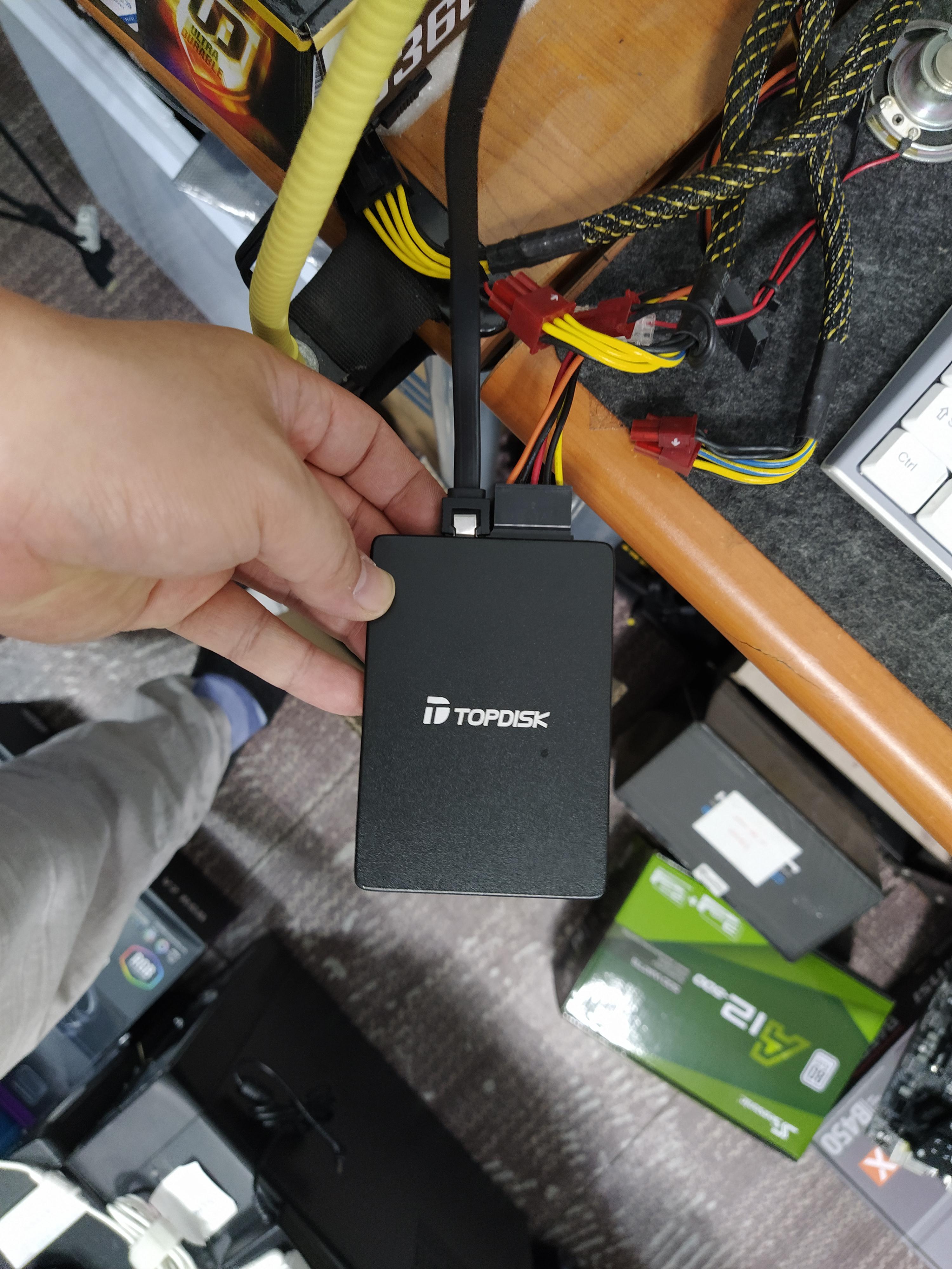 SSD는 윈도우10 구동시 체크디스크 화면이 자주 뜨네요. 개인적으로는 한 번도 사용해보지 않은 메이커 제품입니다. 