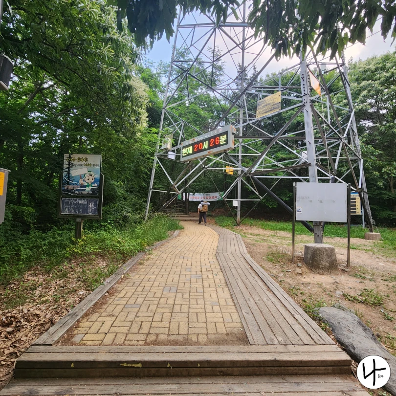 시계가-매달려-있는-송전탑