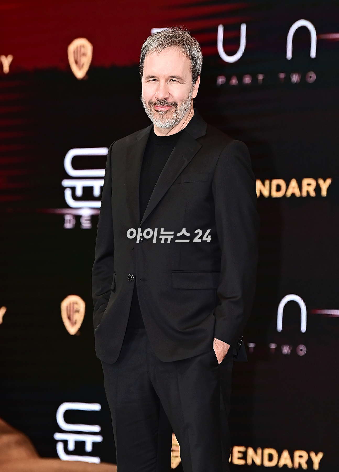 드니 빌뇌브 감독이 21일 오후 서울 여의도 콘래드서울호텔에서 열린 영화 '듄: 파트2(드니 빌뇌브 감독)' 내한 프레스 컨퍼런스에서 기념촬영을 하고 있다. [사진=곽영래 기자]