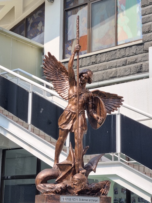 성 미카엘 대천사 동상