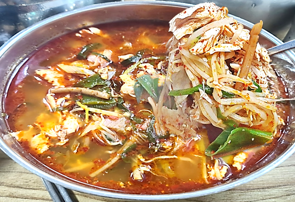 결대로 찢어 넣은 닭고기 살과 고사리 숙주 등 각종 채소가 푸짐하게 들어 있는 장춘닭개장