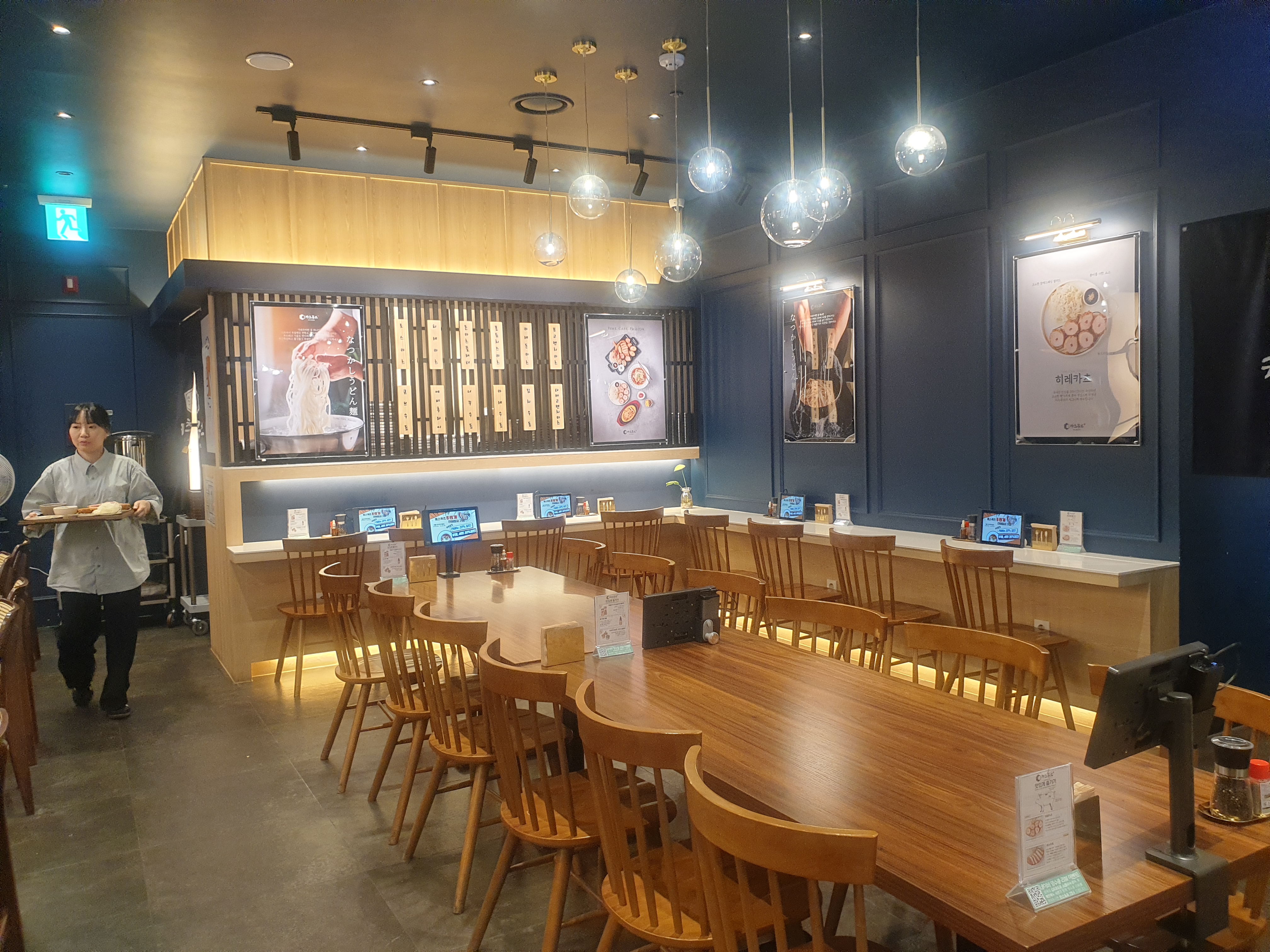 광화문 돈까스집 카츠큐브 내부 홀