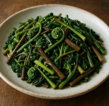 산채볶음(野菜炒め) – 야산에서 직접 채취한 채소를 볶아낸 소박한 반찬