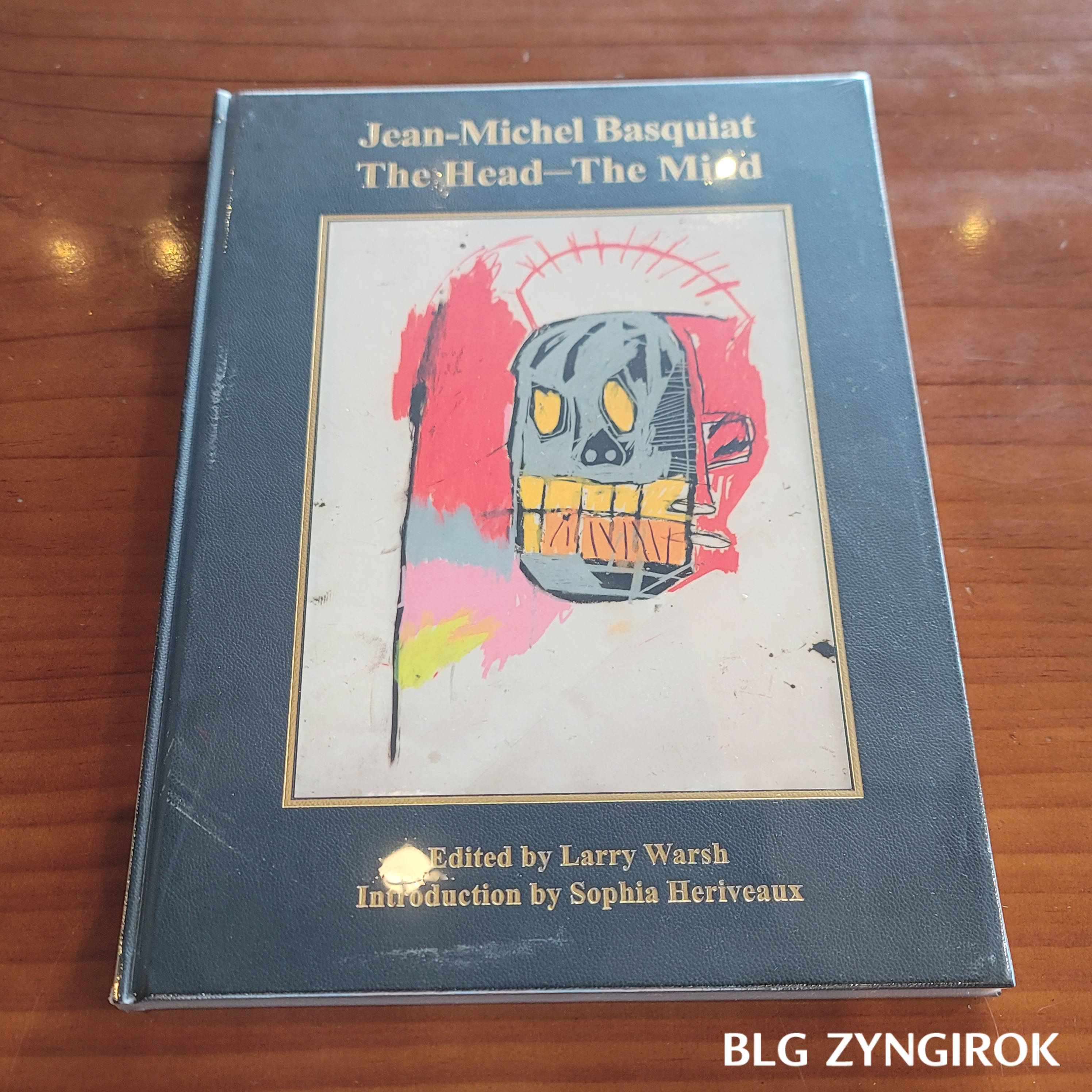 장미셀 바스키아 - 과거와 미래를 잇는 상징적 기호들 비닐에 싸인 도록 모습이다.