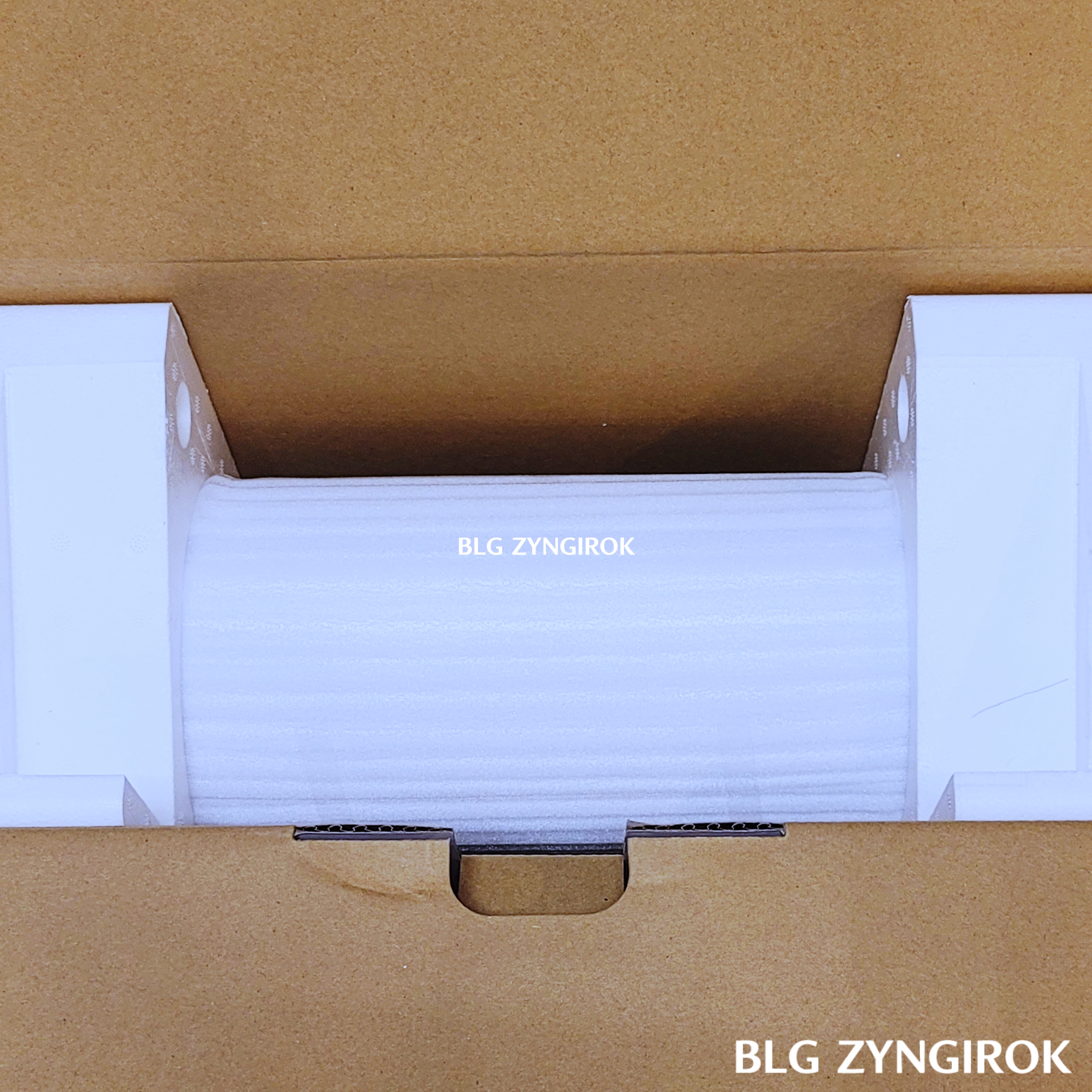 포트레이트3-본체가-스티로폼에-포장되어있다.