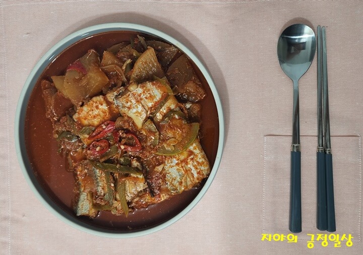 동그란 그릇안에 조림된 무와 갈치가 있음