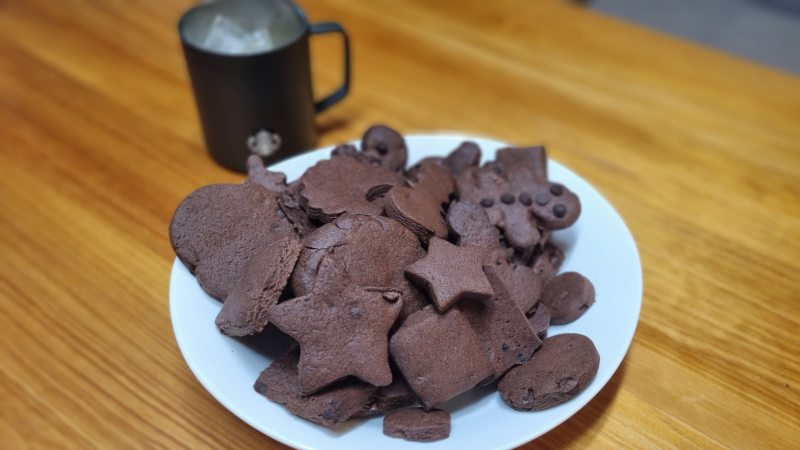 완성된 초코쿠키 양