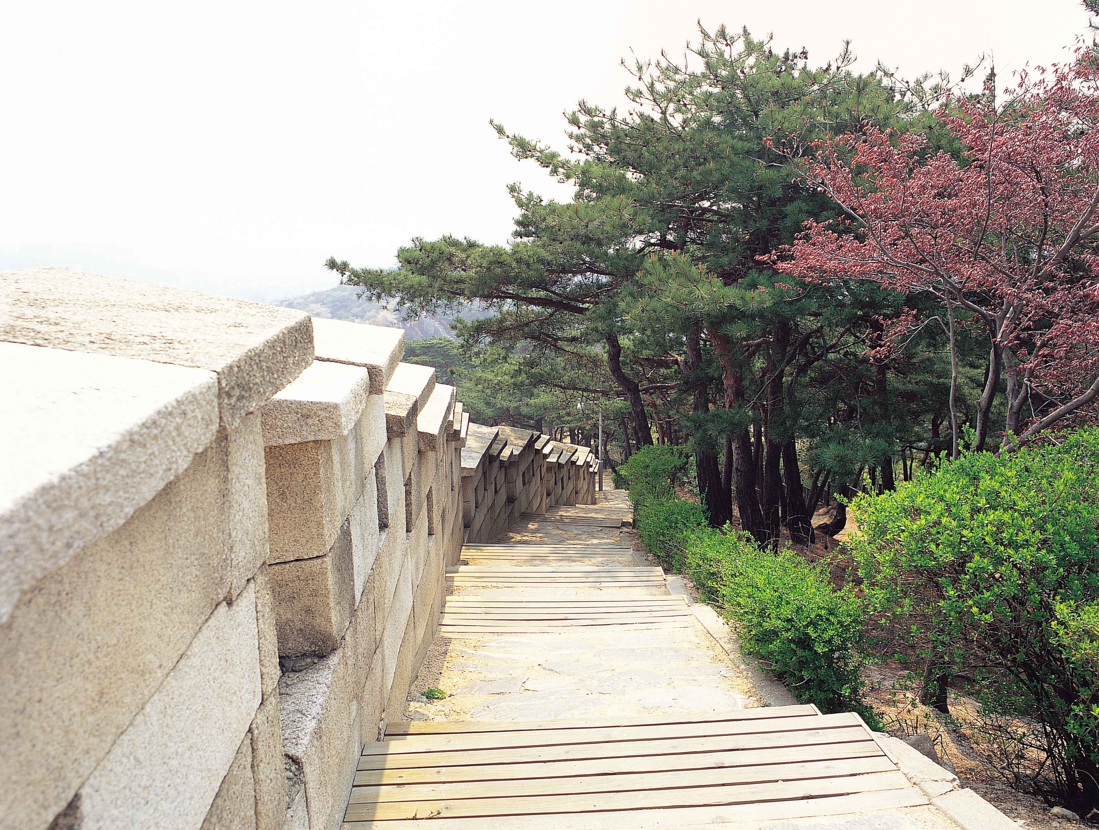 북악산 성벽길을 따라