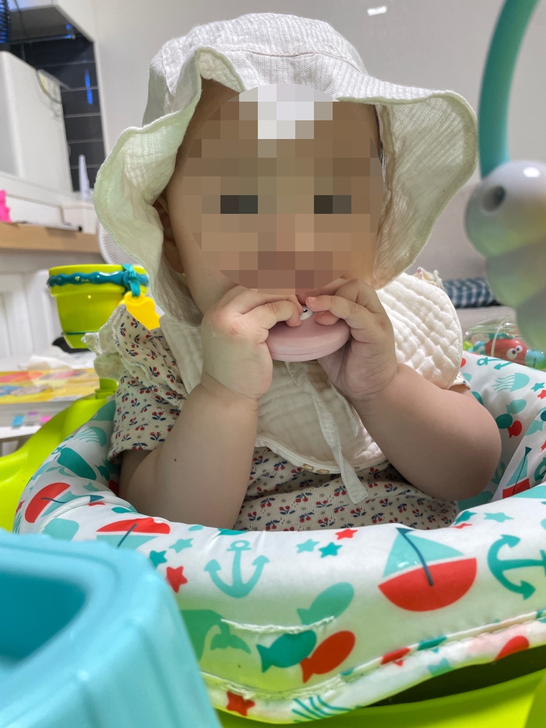장난감을 물고 있는 아기