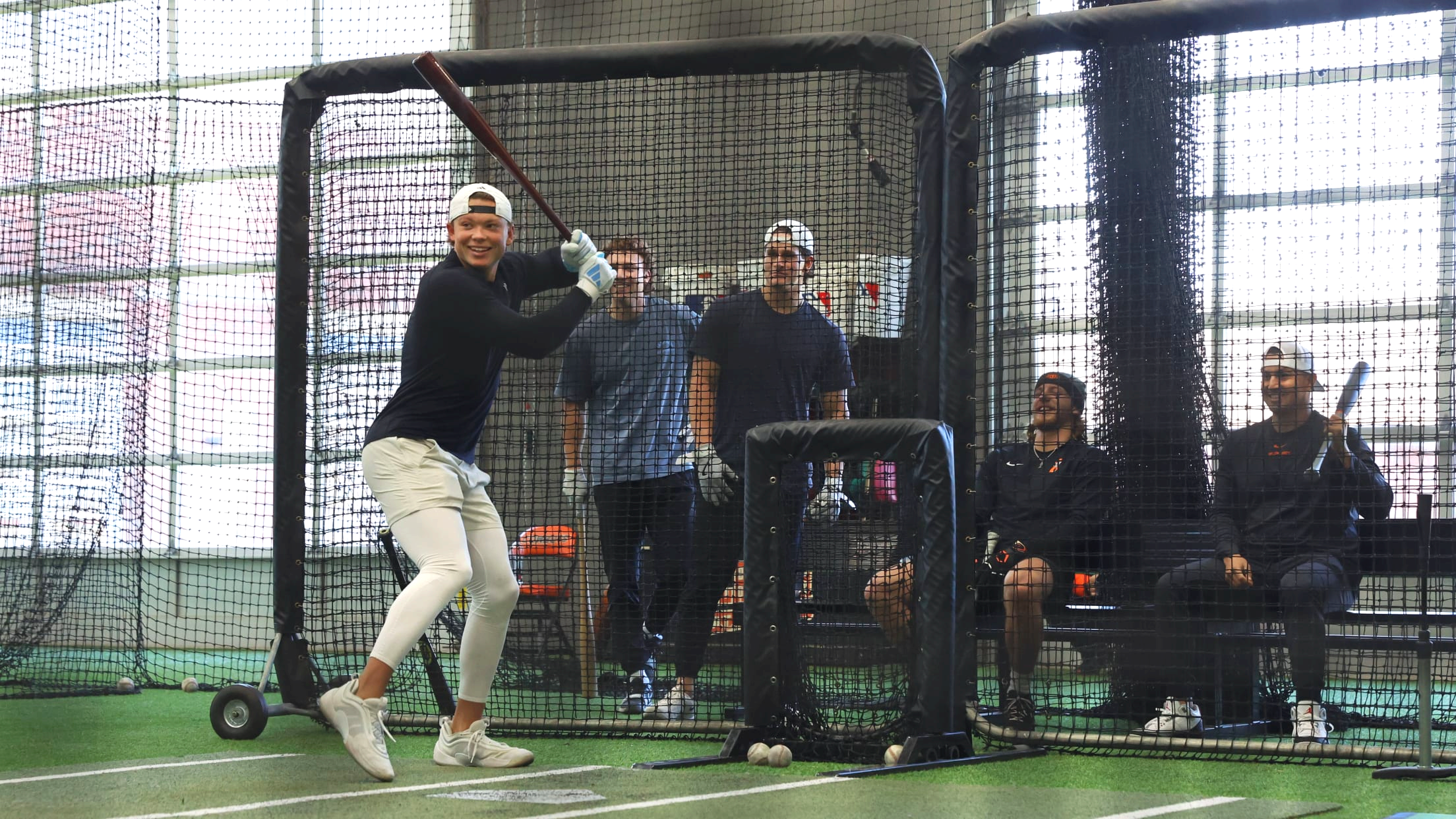 잭슨 홀리데이의 스윙을 지켜보는 로만 앤서니(뒷줄 왼쪽에서 두번째)_홀리데이의 집