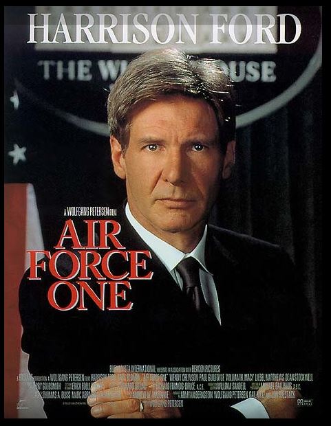 대통령 전용기에서 벌어지는 테러리스트와 대통령의 액션이 돋보이는 영화 에어포스 원 포스터.