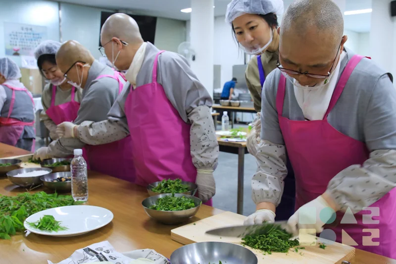 숨이 죽은 잎이 준비되면 칼로 어느정도 먹기 좋게 다졌다