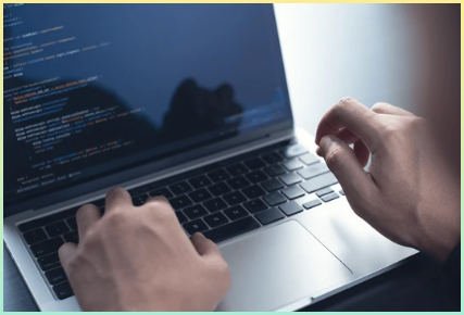 프로그래밍을 하는 개발자 손과 노트북 사진