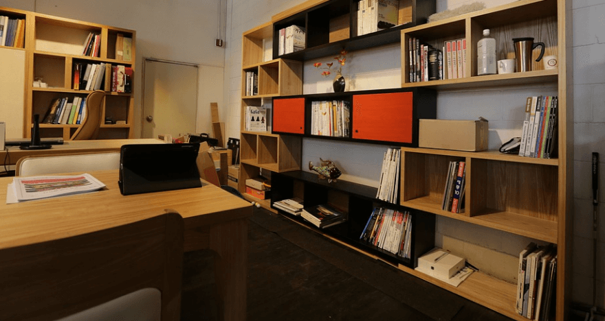 책상과 책상이 잘 정돈되어 있는 사무실