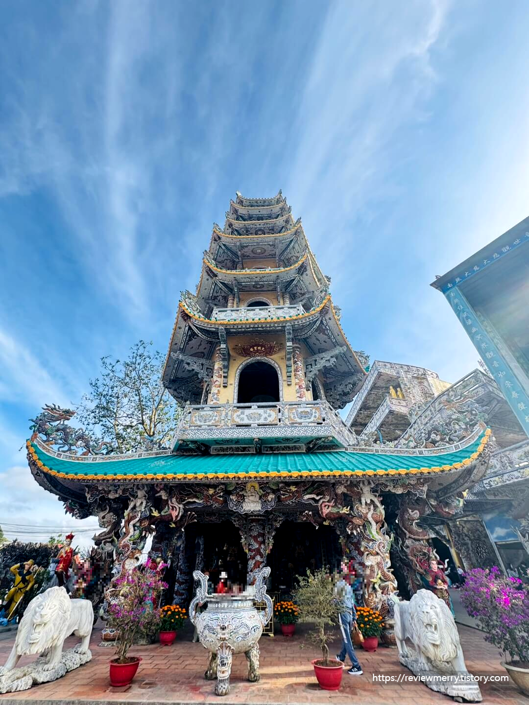 종탑 아래서 본 모습