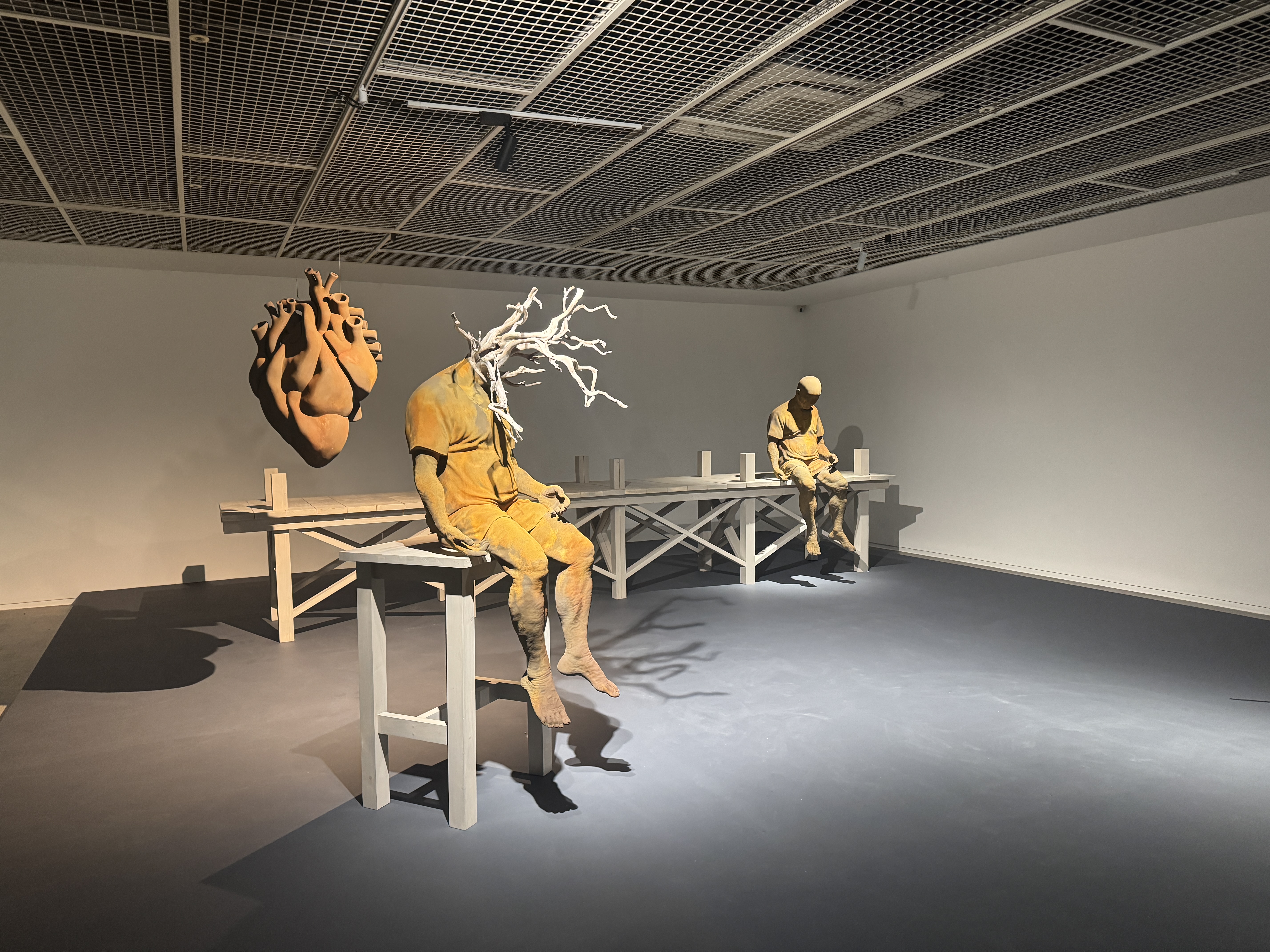 파주 화이트블럭 전시 사라지는 감각들, 인간 형상의 조형 설치 작품이 놓인 체험형 전시 공간