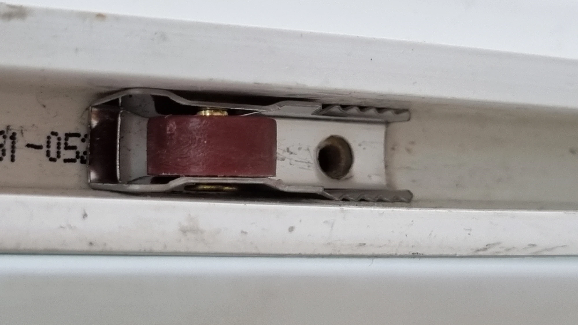 방충망 롤러 끼운 모습