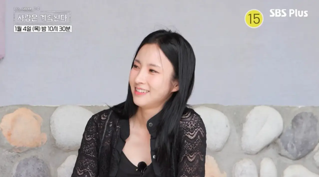 나솔사계-
검은긴 머리를 늘어뜨리고 검은색 망사 가디건을 입고 웃으며 말하는 여자 7기 옥순