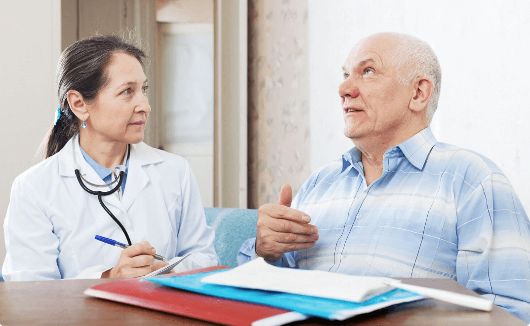 치매 할아버지와 상담하는 모습