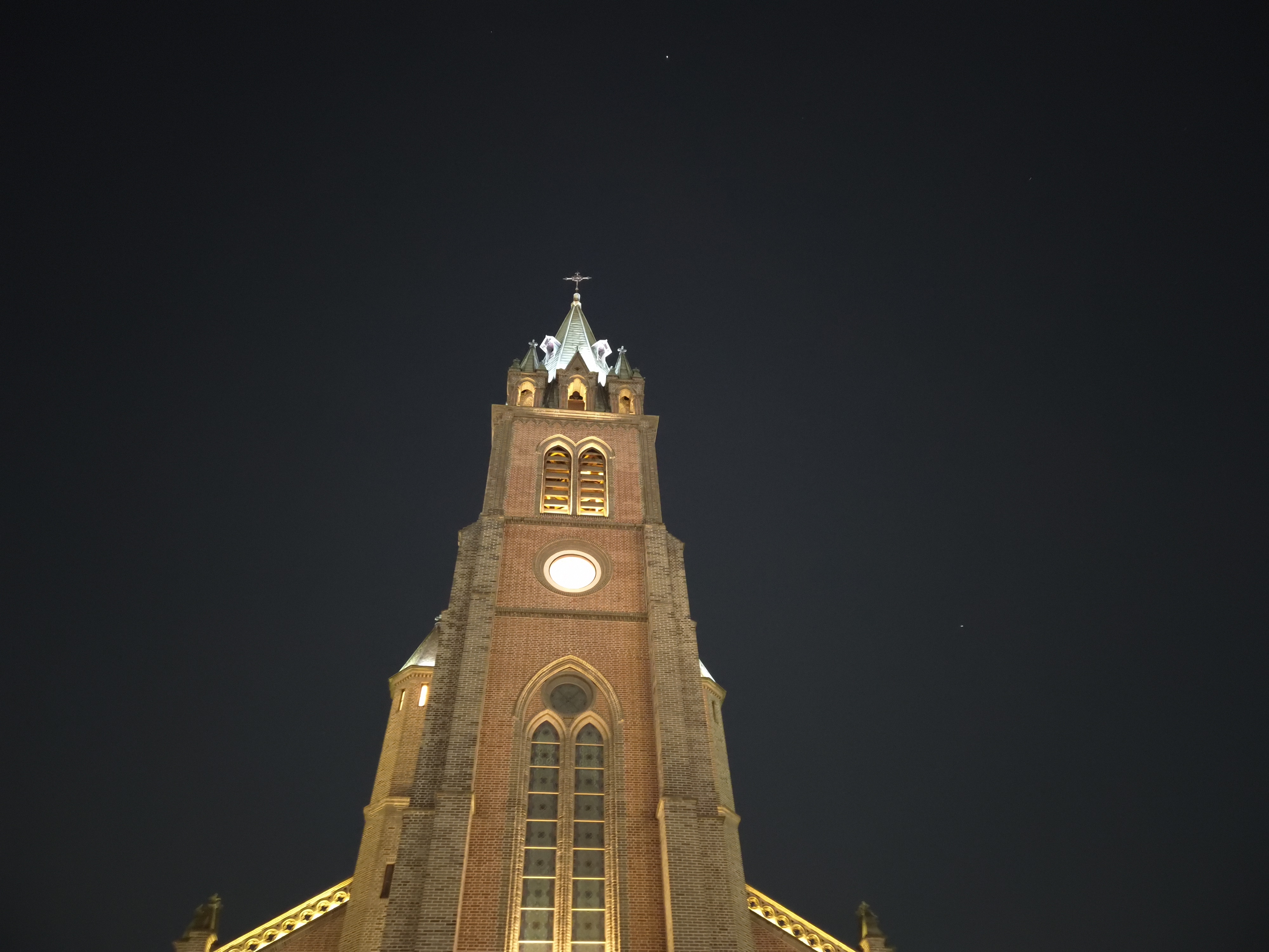 명동성당 확대 이미지, 웅장한 고딕 건축 디테일과 조명