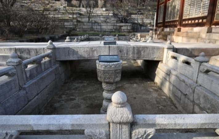 창경궁 통명전 앞 연지(蓮池) 바닥의 모습. 
석조 난간과 연꽃 문양 장식이 조선 왕실 
침전 공간의 격식을 보여준다.