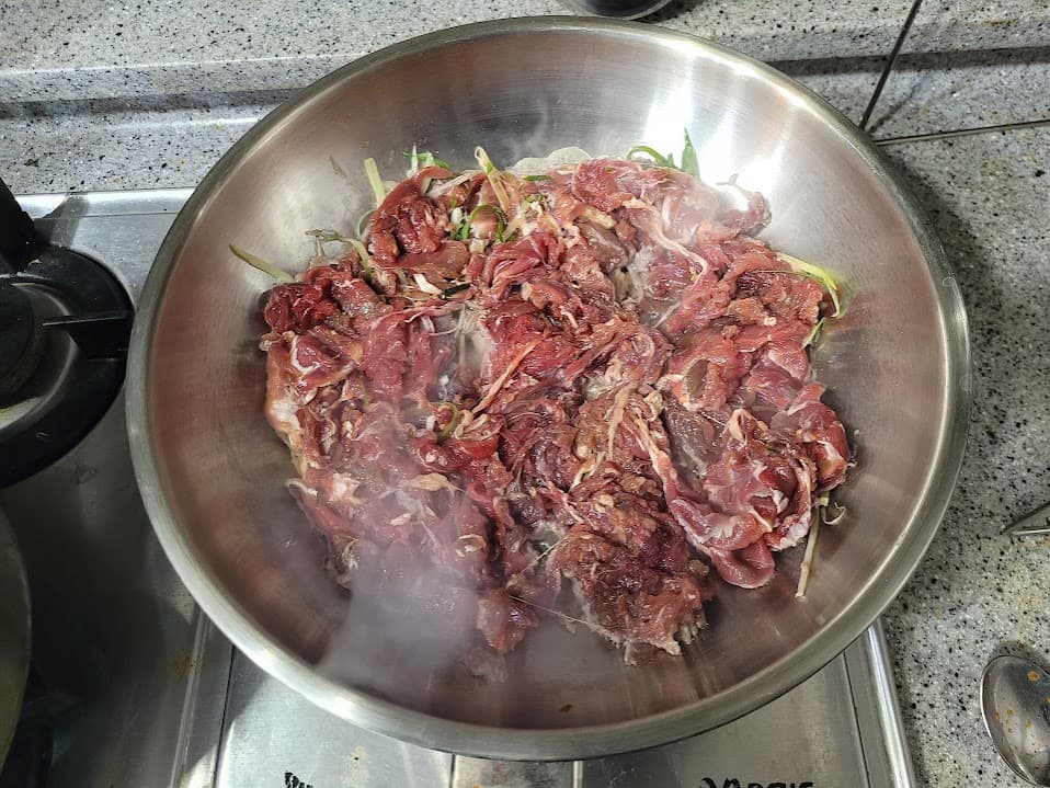 팬에 고기 처음 올린 순간