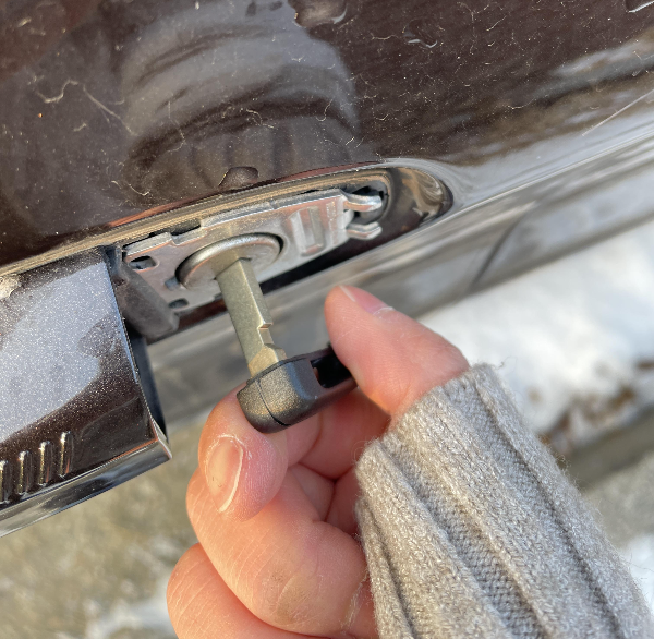 차키-꽂고-돌리는-모습