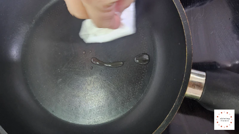 계란말이-프라이팬에 기름두르고 키친타올로 닦아 기름코팅하기