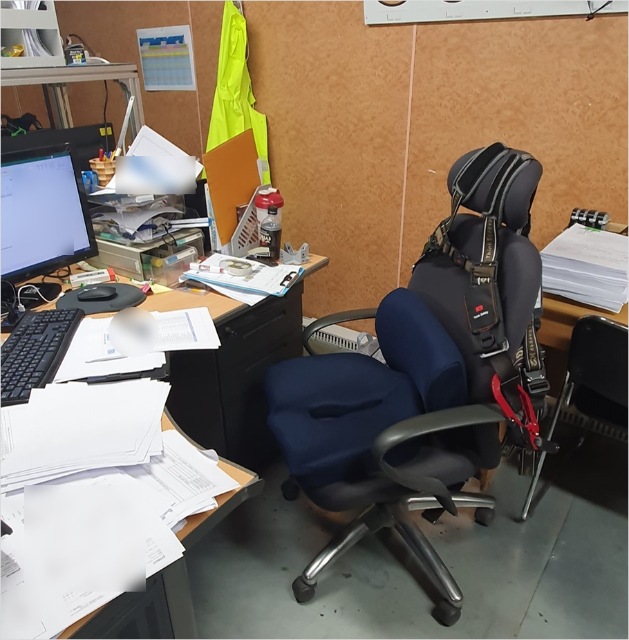 건설현장 관리자 책상 사진